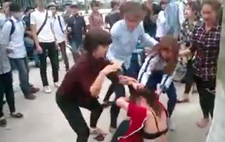 Cô gái bị đánh hội đồng, lột trần giữa đám đông - ảnh 1