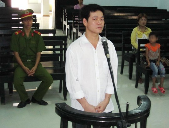Bóc lịch 12 năm vì đè bé gái ra 'bắt chấy' - ảnh 1