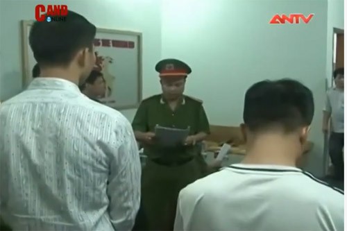 Hình ảnh 2 cầu thủ V.Ninh Bình tra tay vào còng - ảnh 2