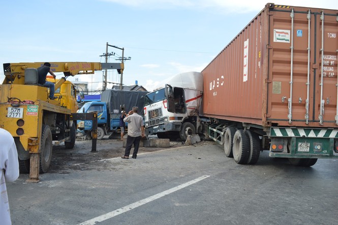 Nổ lốp, xe container tông dải phân cách - ảnh 1