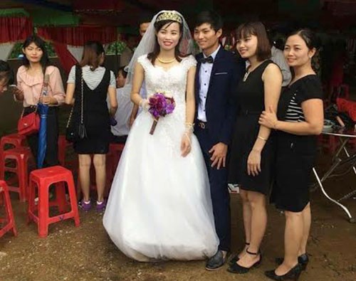 Hà Tĩnh lũ lớn, chú rể rước dâu bằng thuyền - ảnh 1