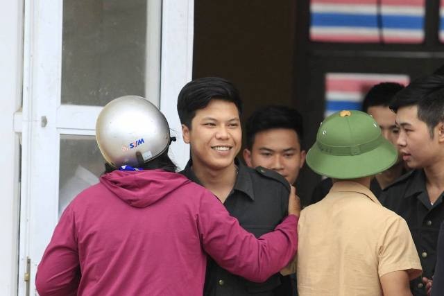 Vỡ oà giây phút bàn giao 19 cán bộ, chiến sỹ ở Đồng Tâm - ảnh 7