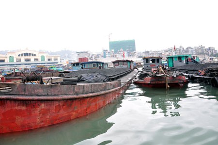 Tai nạn liên hoàn, tàu chở 1.300 tấn than chìm trên vịnh Hạ Long - ảnh 1