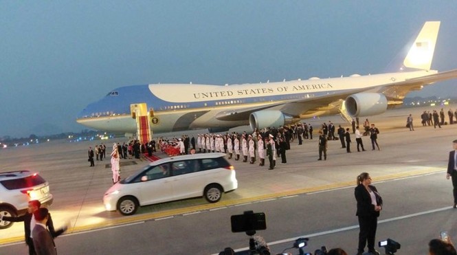 Những hình ảnh đầu tiên Tổng thống Mỹ Donald Trump tới Hà Nội - ảnh 3