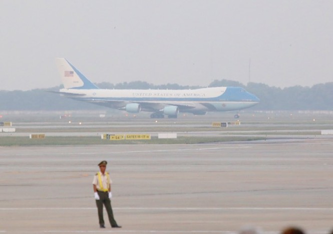 Những hình ảnh đầu tiên Tổng thống Mỹ Donald Trump tới Hà Nội - ảnh 1