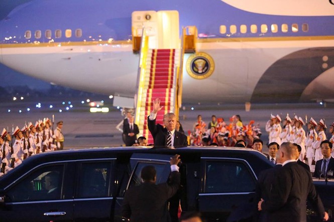 Những hình ảnh đầu tiên Tổng thống Mỹ Donald Trump tới Hà Nội - ảnh 7
