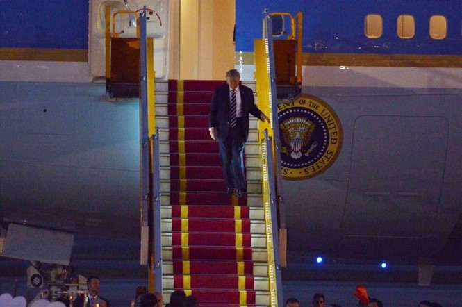 Những hình ảnh đầu tiên Tổng thống Mỹ Donald Trump tới Hà Nội - ảnh 5