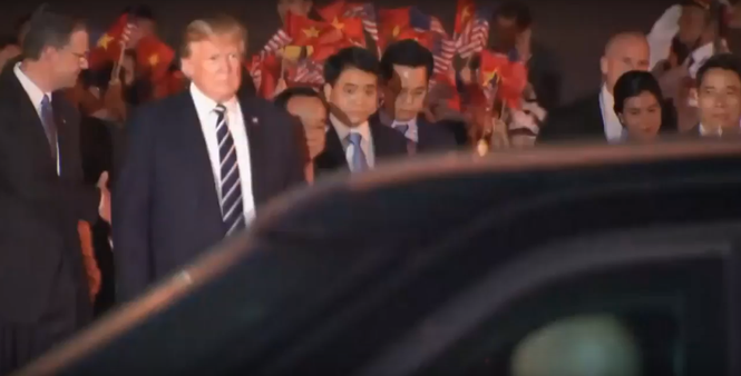 Những hình ảnh đầu tiên Tổng thống Mỹ Donald Trump tới Hà Nội - ảnh 6