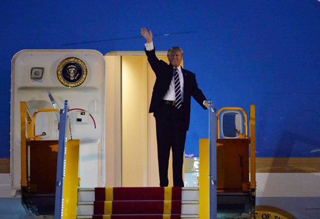 Những hình ảnh đầu tiên Tổng thống Mỹ Donald Trump tới Hà Nội - ảnh 4