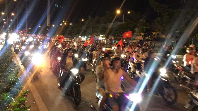 CĐV xuống đường ăn mừng chiến tích của Olympic Việt Nam - ảnh 33