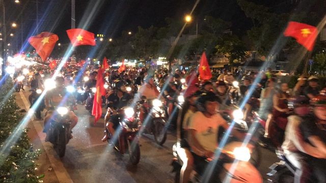 CĐV xuống đường ăn mừng chiến tích của Olympic Việt Nam - ảnh 34