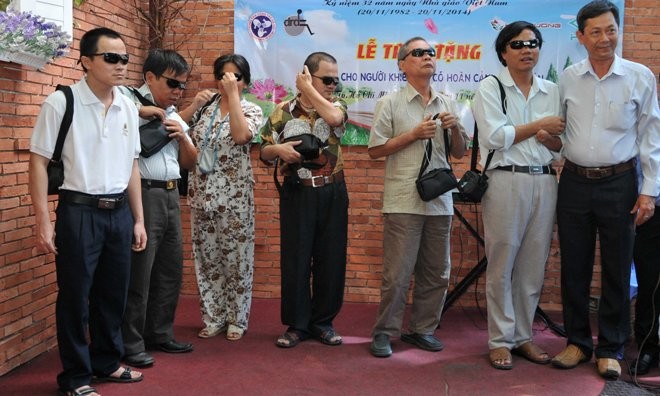 Tặng “mắt thần” cho thầy cô giáo, học sinh - ảnh 1
