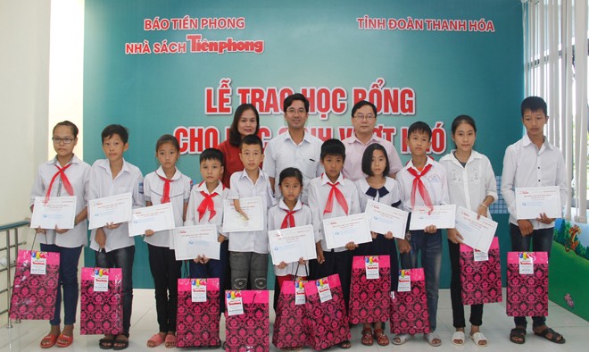 Nhà sách Tiền Phong trao học bổng cho học sinh vượt khó - ảnh 2