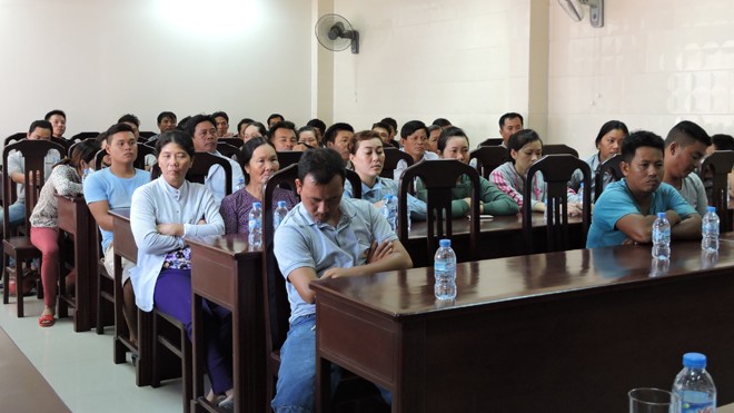 Dân bức xúc mang cá chết tới gặp lãnh đạo tỉnh - ảnh 2