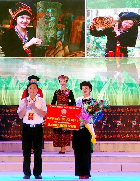 Đào Thị Thơm đăng quang “Người đẹp vùng quế” - ảnh 1