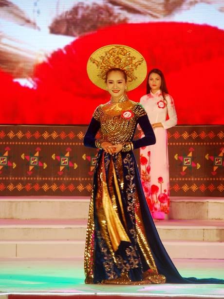 Đào Thị Thơm đăng quang “Người đẹp vùng quế” - ảnh 3