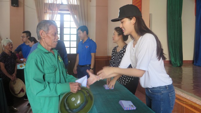 Á hậu Huyền My đến với bà con vùng lũ Nghệ An - ảnh 1