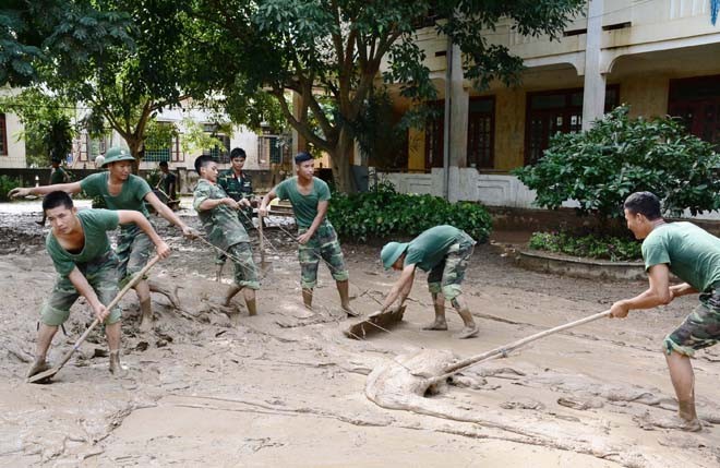 Hơn 6.400 lượt ĐVTN quân đội giúp dân vùng lũ - ảnh 1