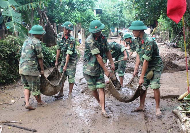 Hơn 6.400 lượt ĐVTN quân đội giúp dân vùng lũ - ảnh 2