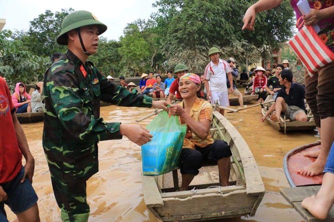 Hơn 6.400 lượt ĐVTN quân đội giúp dân vùng lũ - ảnh 5