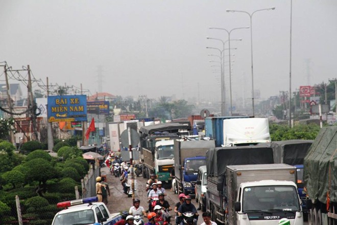 5 xe ô tô dính chùm, vỡ nát sau tai nạn liên hoàn - ảnh 3