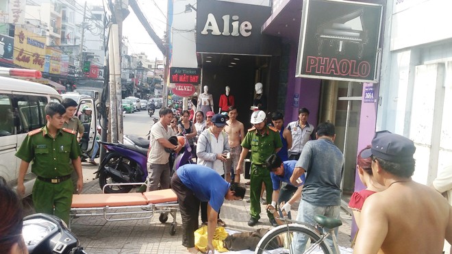 Người đàn ông chết bất thường bên đường - ảnh 1