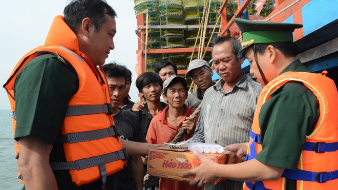 Cứu hộ tàu cá cùng 10 thuyền viên gặp nạn - ảnh 1