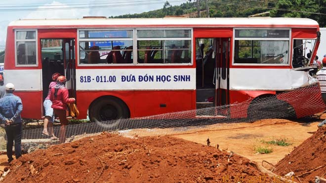 Mất 3 mạng người do tài xế mải nghe điện thoại - ảnh 1