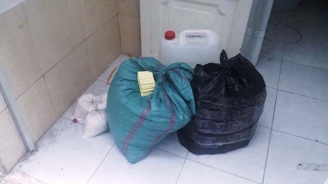 Căn nhà phát nổ như bom nghi do chứa hóa chất - ảnh 2