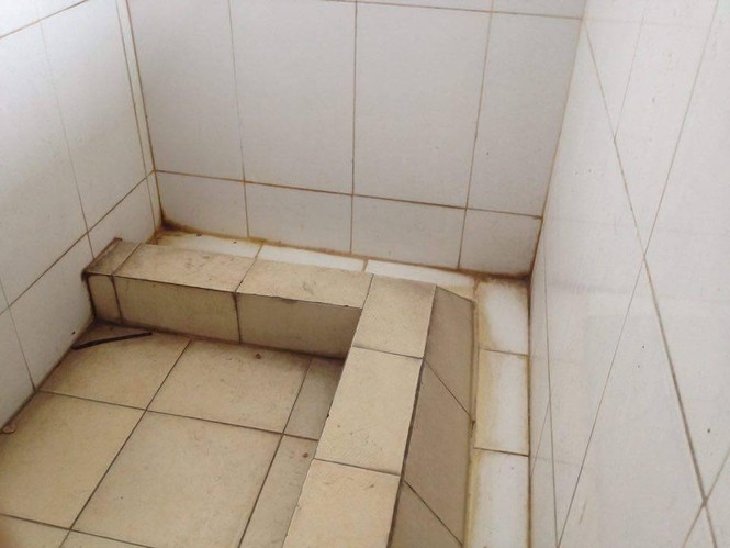 Nhà vệ sinh trường học: Chỗ như khách sạn, nơi như bãi hoang - ảnh 1