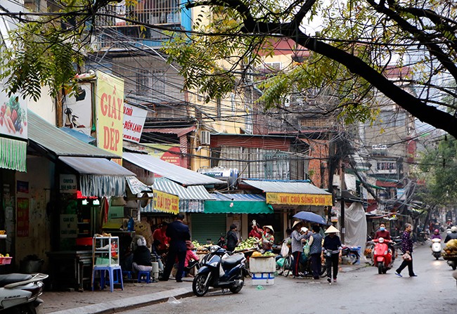 Vỉa hè, sân chung cư thành 'chợ cóc' ở Nam Trung Yên - ảnh 11