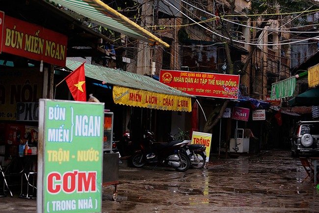 Vỉa hè, sân chung cư thành 'chợ cóc' ở Nam Trung Yên - ảnh 13