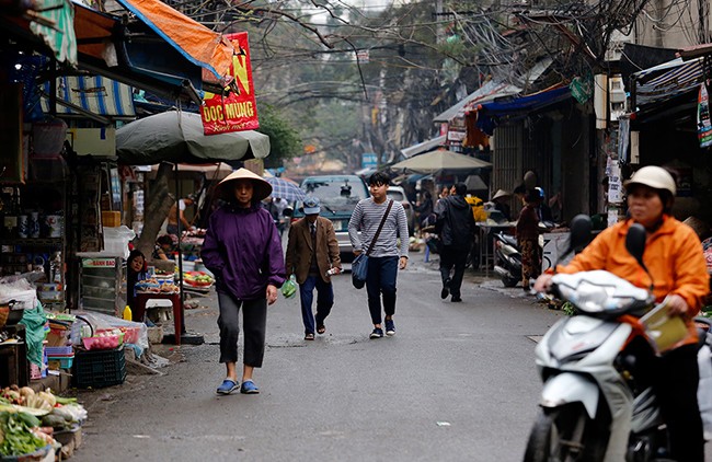Vỉa hè, sân chung cư thành 'chợ cóc' ở Nam Trung Yên - ảnh 14
