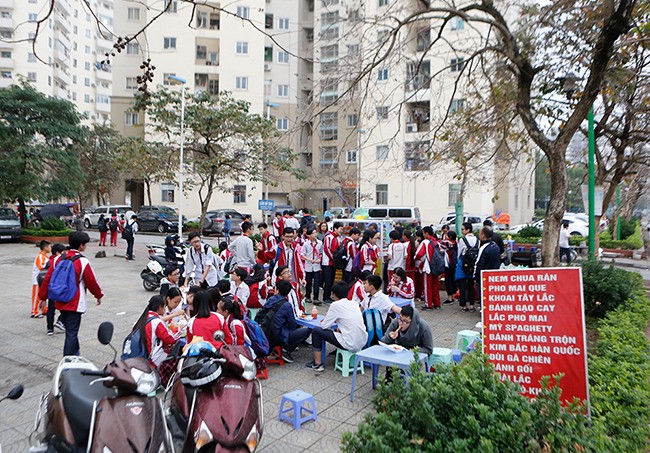 Vỉa hè, sân chung cư thành 'chợ cóc' ở Nam Trung Yên - ảnh 2
