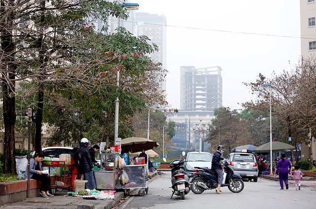 Vỉa hè, sân chung cư thành 'chợ cóc' ở Nam Trung Yên - ảnh 3