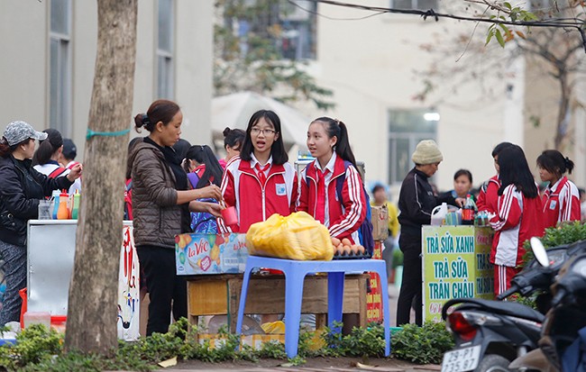 Vỉa hè, sân chung cư thành 'chợ cóc' ở Nam Trung Yên - ảnh 4