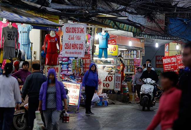 Vỉa hè, sân chung cư thành 'chợ cóc' ở Nam Trung Yên - ảnh 6