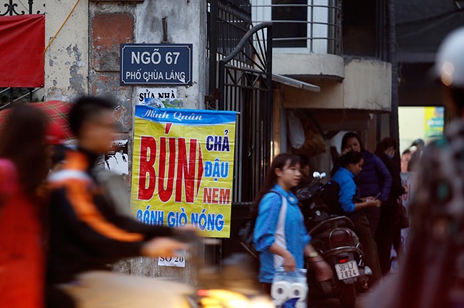 Vỉa hè, sân chung cư thành 'chợ cóc' ở Nam Trung Yên - ảnh 7