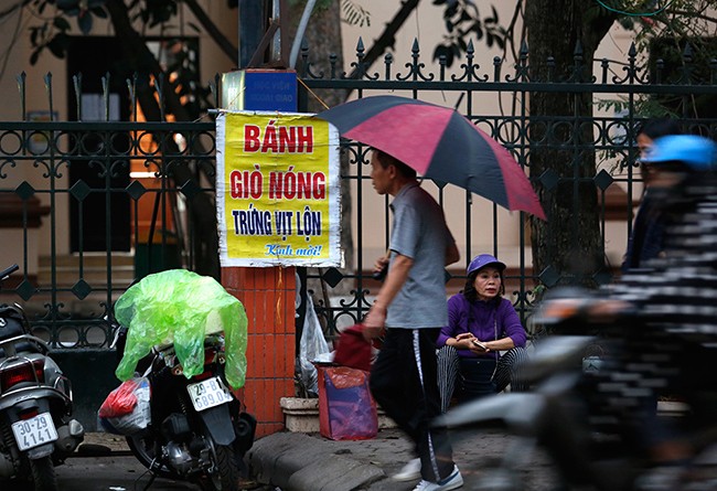 Vỉa hè, sân chung cư thành 'chợ cóc' ở Nam Trung Yên - ảnh 8