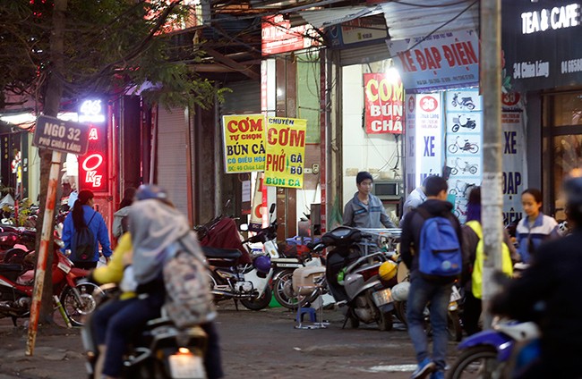 Vỉa hè, sân chung cư thành 'chợ cóc' ở Nam Trung Yên - ảnh 9