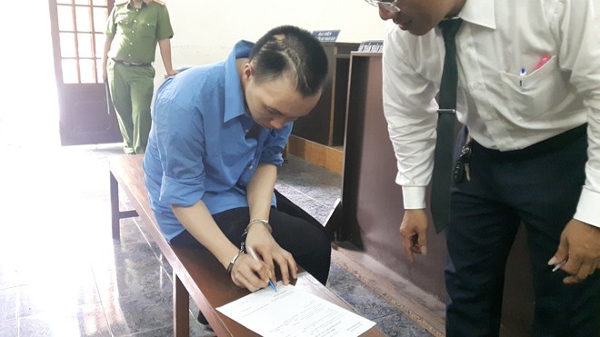 Bốn đối tượng nổ súng cướp tiệm vàng - ảnh 2