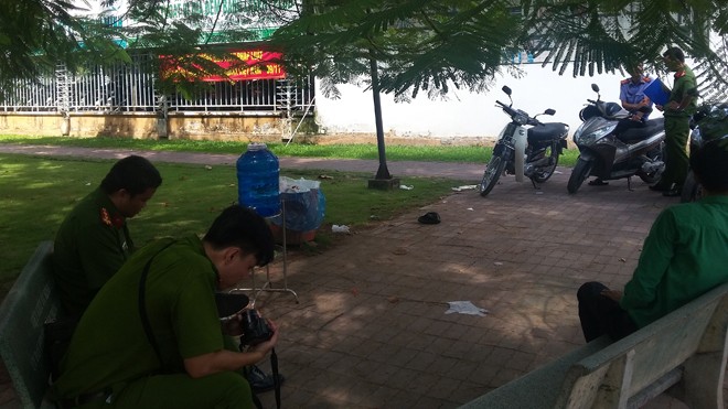 Kinh hãi phát hiện thi thể trên ghế đá bệnh viện - ảnh 1