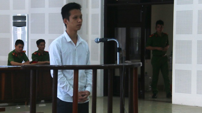 Nam thanh niên vác mã tấu chém gục người bên đường - ảnh 1