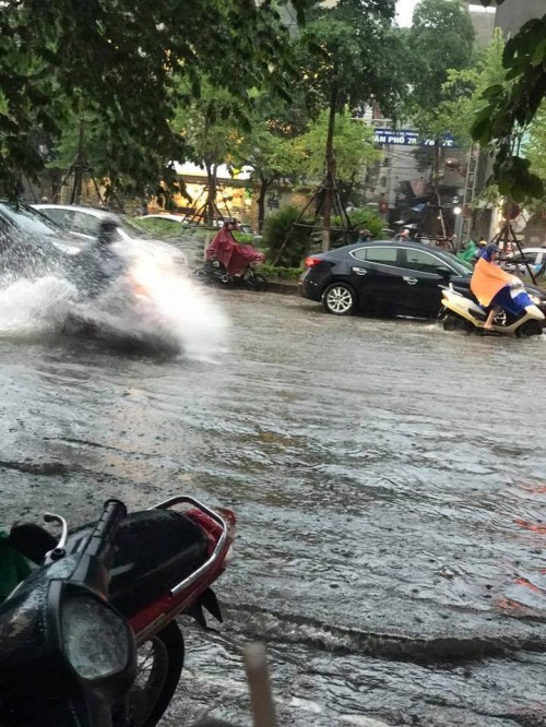 Nhiều tuyến phố Hà Nội ngập kinh hoàng, đường sá kẹt cứng sau mưa lớn - ảnh 1