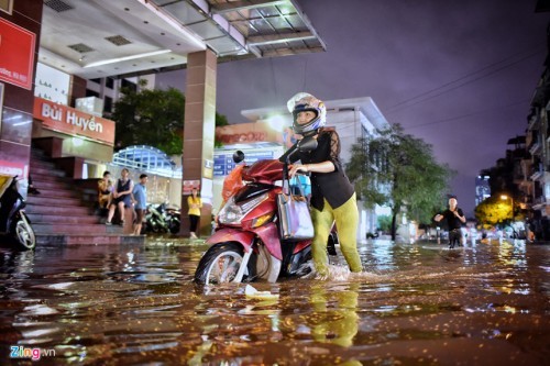 Nhiều tuyến phố Hà Nội ngập kinh hoàng, đường sá kẹt cứng sau mưa lớn - ảnh 4