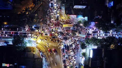 Nhiều tuyến phố Hà Nội ngập kinh hoàng, đường sá kẹt cứng sau mưa lớn - ảnh 5