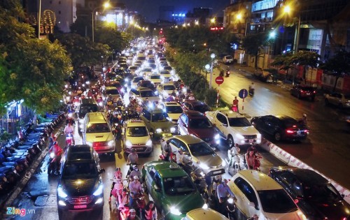 Nhiều tuyến phố Hà Nội ngập kinh hoàng, đường sá kẹt cứng sau mưa lớn - ảnh 6