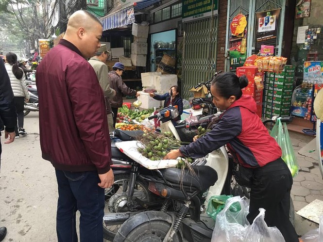 Đồ cúng ông Công, ông Táo ở chợ Hà Nội đồng loạt tăng giá - ảnh 2