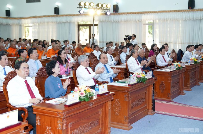 Thủ tướng chung vui Tết cổ truyền Chôl Chnăm Thmây với đồng bào Khmer - ảnh 1