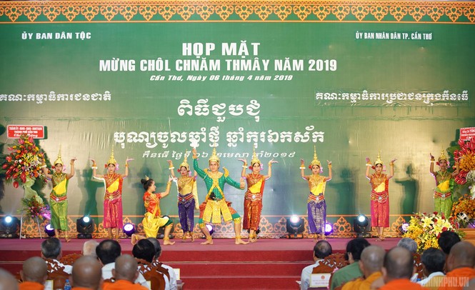 Thủ tướng chung vui Tết cổ truyền Chôl Chnăm Thmây với đồng bào Khmer - ảnh 2